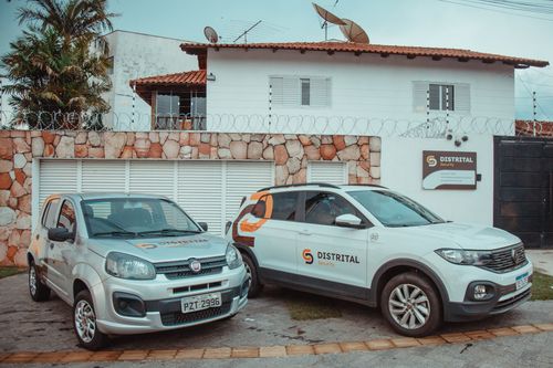 Veículos da frota do Grupo Distrital estacionados em frente a uma base de operação