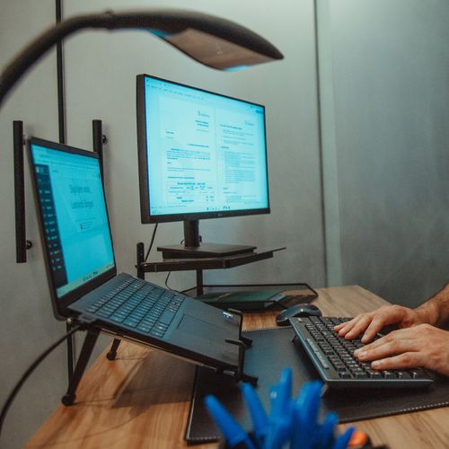 Estação de trabalho com monitores utilizada na gestão das operações