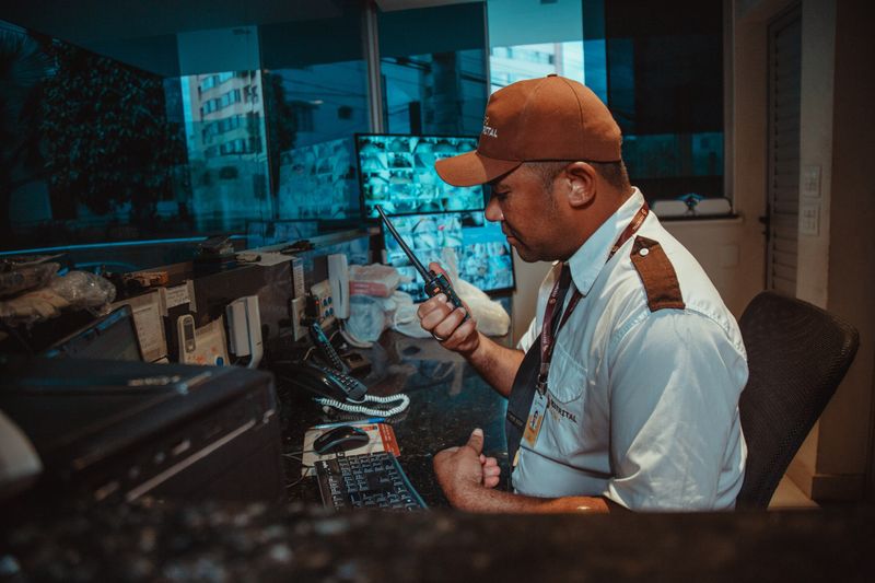 Profissional do Grupo Distrital se comunicando por rádio na central de operação