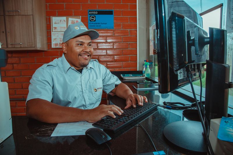 Porteiro do Grupo Distrital atendendo na guarita com sistema de controle de acesso