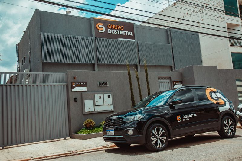 Fachada da sede do Grupo Distrital com viatura da divisão de segurança