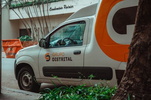 Van utilitária do Grupo Distrital em atendimento em condomínio