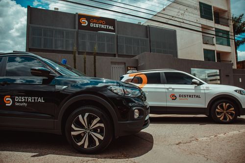 Viaturas do Grupo Distrital em frente ao prédio da sede