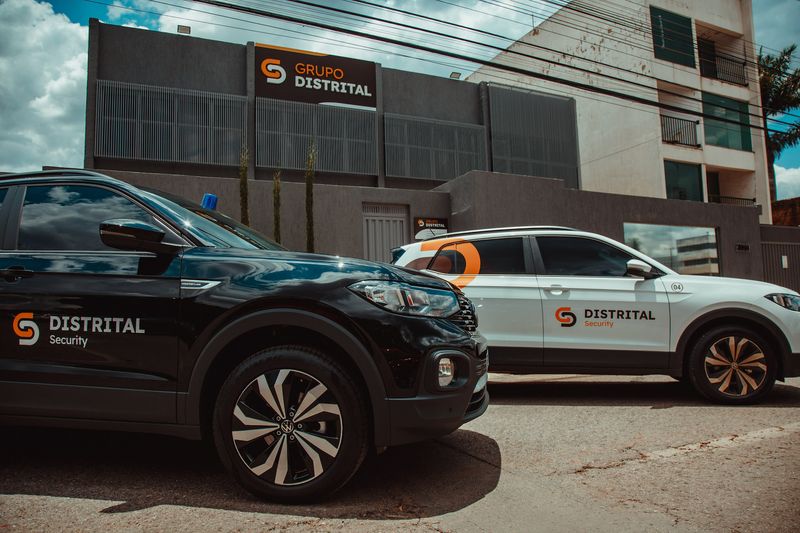 Viaturas do Grupo Distrital estacionadas em frente à sede