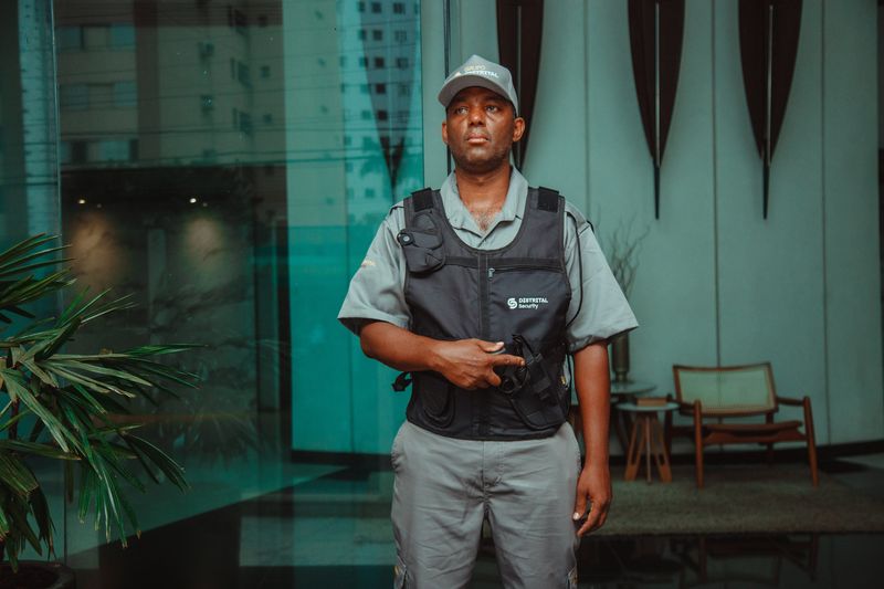 Profissional de segurança da divisão Distrital Security em posto fixo de edifício corporativo